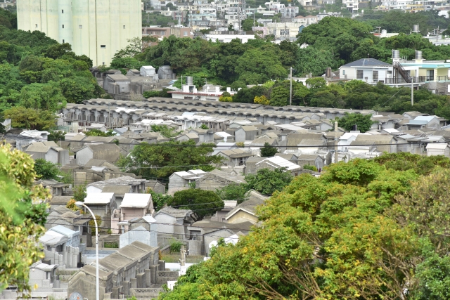 沖縄の墓地