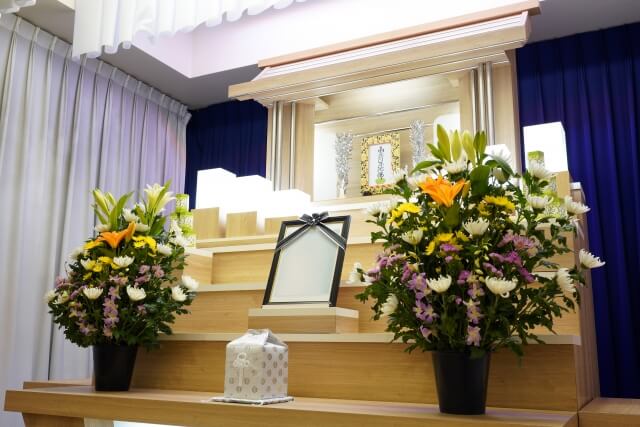 家族葬の費用相場と内訳は？一般葬との比較と安く抑える方法紹介